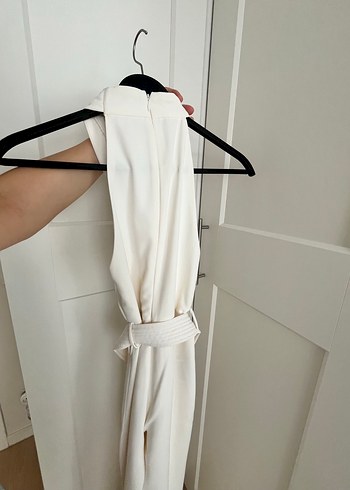 Beyaz Drapeli Halter Yaka Uzun Tulum - Görsel 4