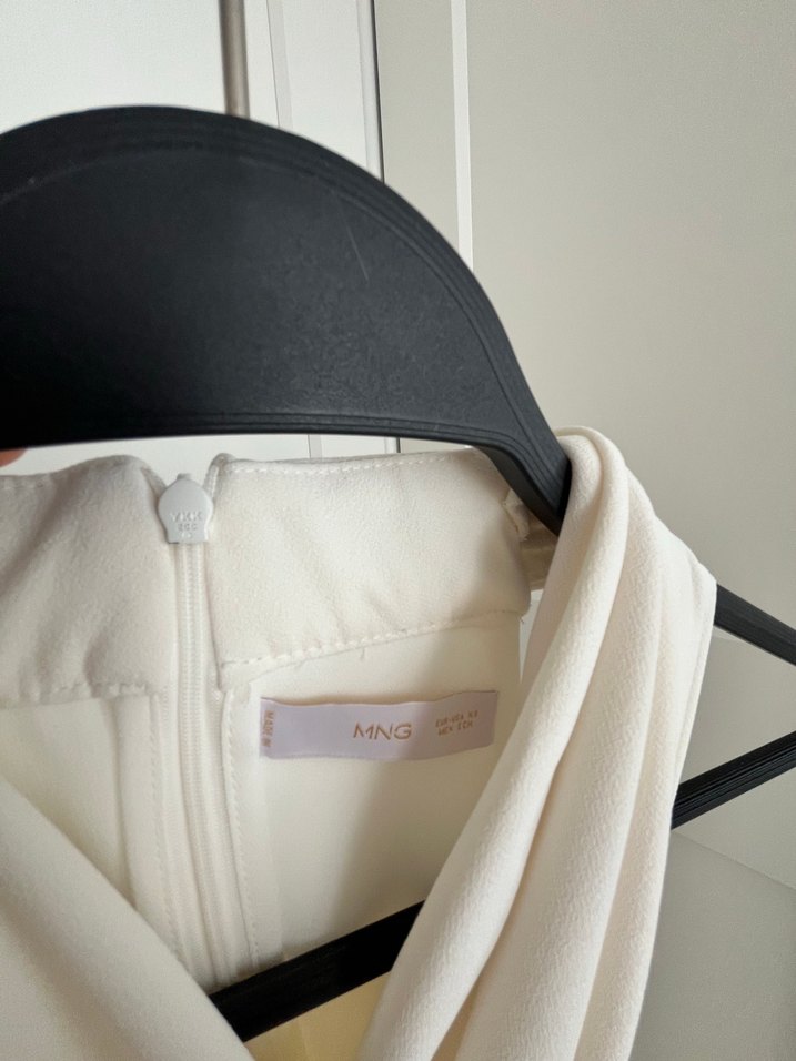 Beyaz Drapeli Halter Yaka Uzun Tulum - Görsel 3