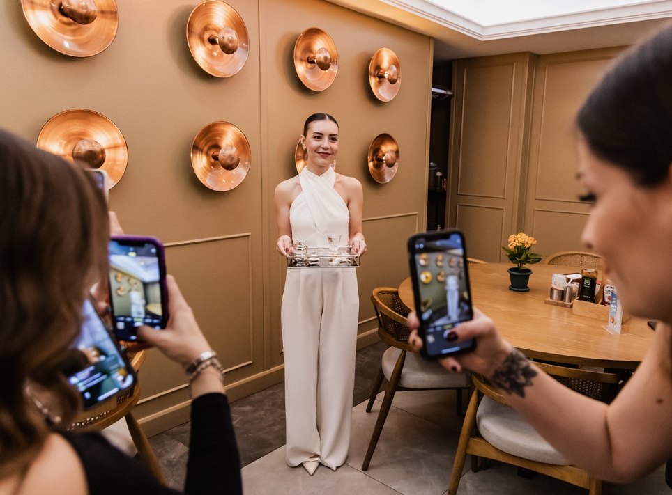 Beyaz Drapeli Halter Yaka Uzun Tulum - Görsel 2