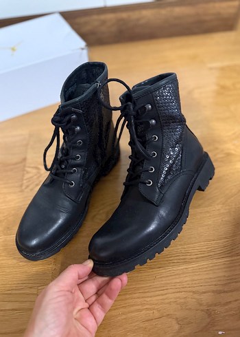 Yılan Desenli Siyah Bağcıklı Goth Kadın Bot