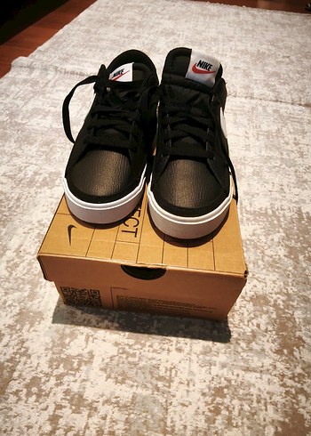 Nike Siyah Beyaz Bağcıklı Spor Ayakkabı - Görsel 2