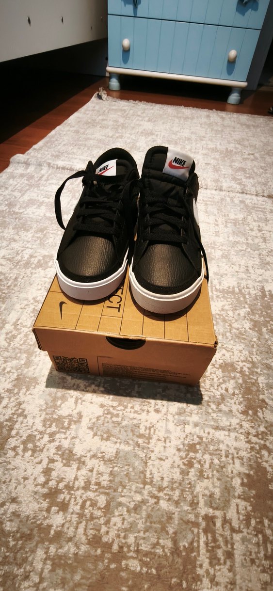 Nike Siyah Beyaz Bağcıklı Spor Ayakkabı - Görsel 2