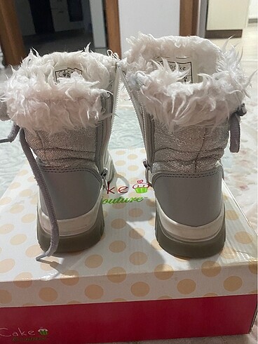 Deichmann Kar botu kenarları parlak