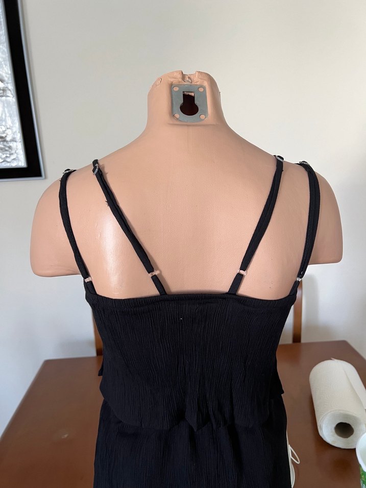 Siyah uzun asklılı yanlardan yırtmaçlı astarlı kadın elbise - Görsel 4