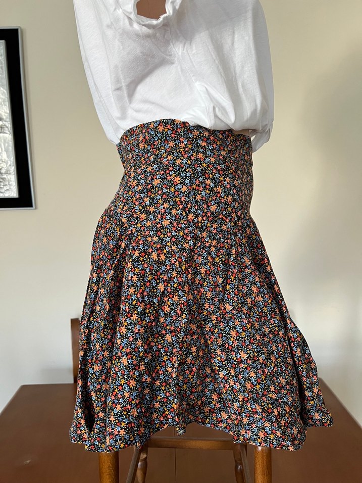 Çiçek desenli pamuk kumaş şortlu etek - Görsel 2