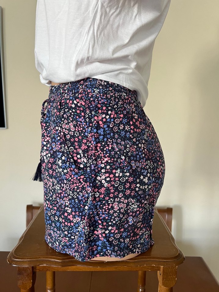 Çiçek Desenli Beli Lastikli Mini Şort - Görsel 2