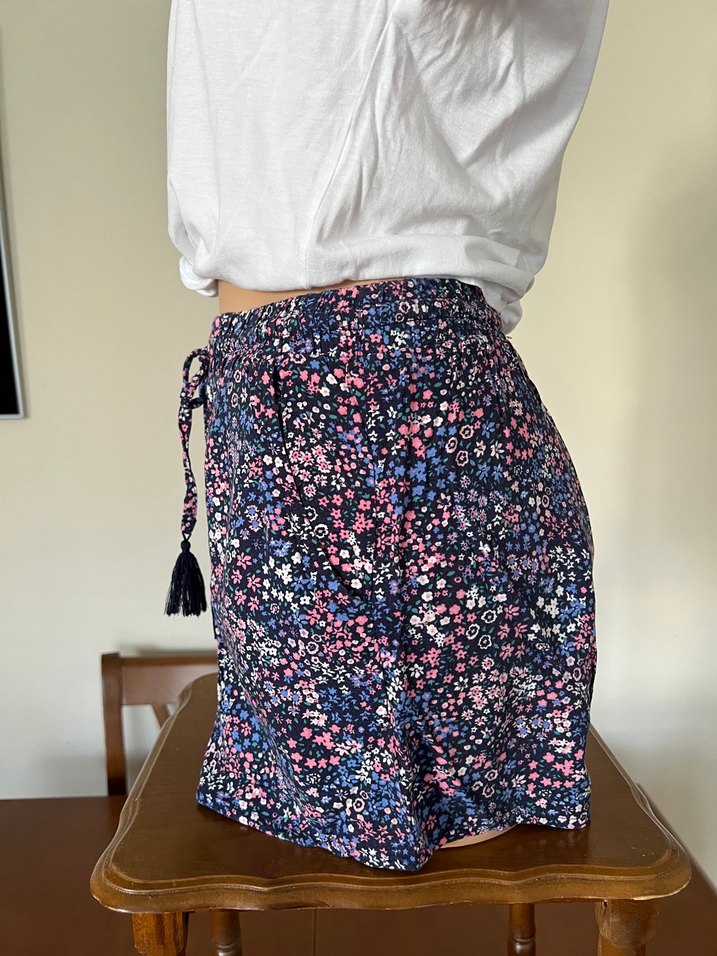 Çiçek Desenli Beli Lastikli Mini Şort - Görsel 4