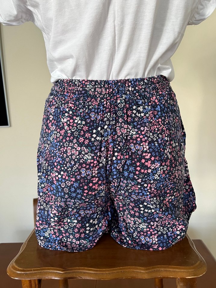 Çiçek Desenli Beli Lastikli Mini Şort - Görsel 5