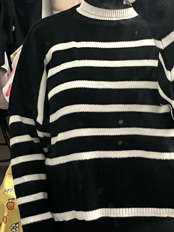 Siyah Beyaz Çizgili Boğazlı Triko Kazak - Görsel 4