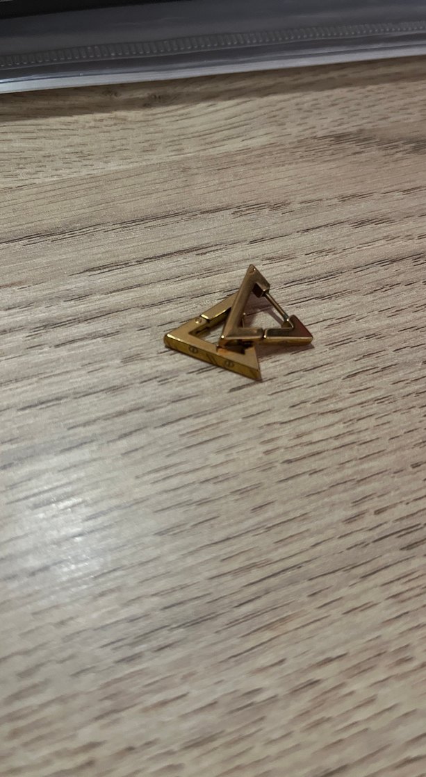 Altın Rengi Tokalı Üçgen Küpe - Görsel 3