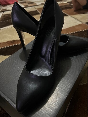 38 numara stiletto siyah ayakkabı