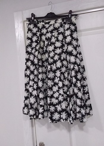 Piliseli Siyah Beyaz Midi Etek - Görsel 3