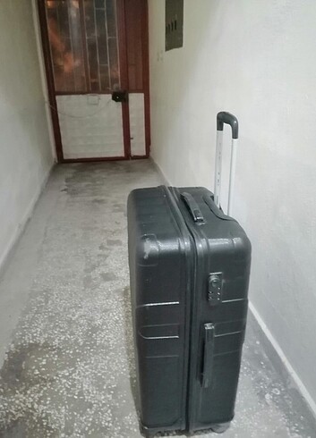 Çok iyi durumda temiz kullanışlı büyük boy valiz 
