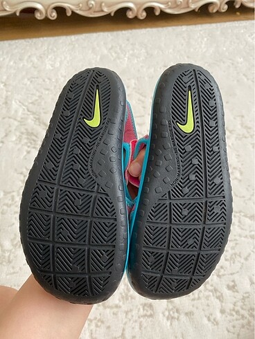 27 Beden Nike çocuk deniz terliği