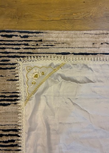 Beyaz Parlak Kare Masa Örtüsü - Görsel 2