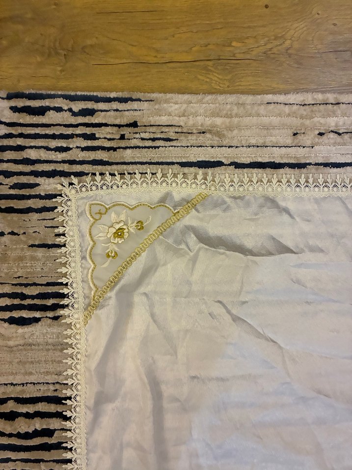 Beyaz Parlak Kare Masa Örtüsü - Görsel 2