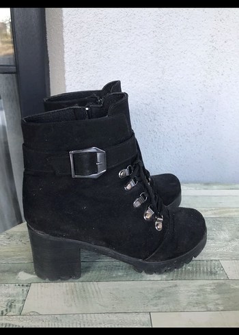 Diğer Siyah Süet Tokalı Topuklu Bot