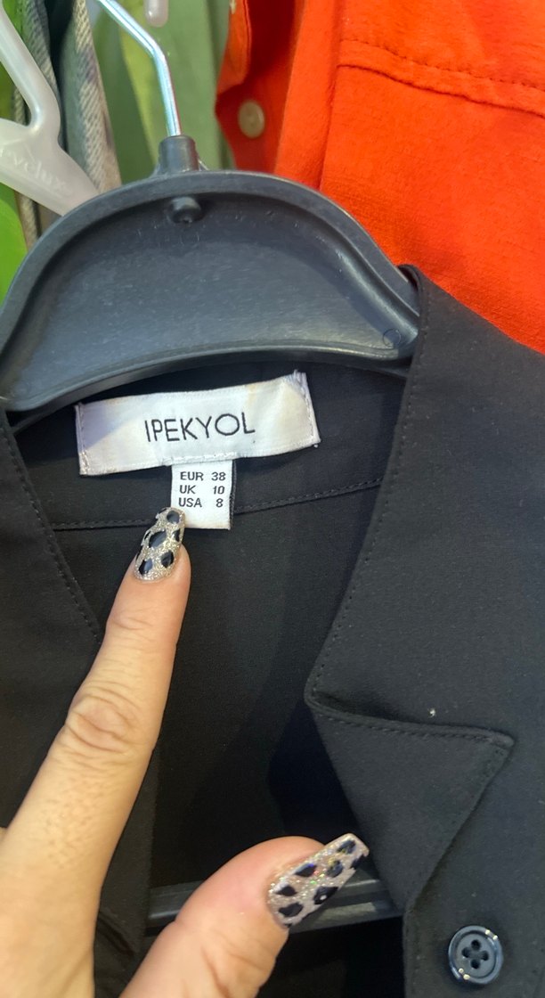 Siyah Saten Volanlı Hamile Bluzu - Görsel 3