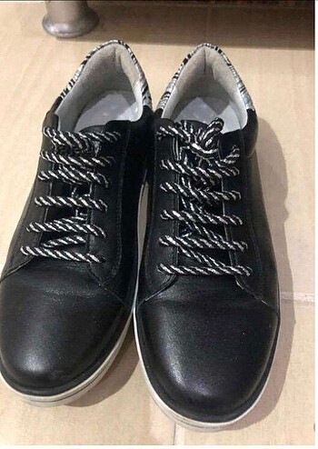 Siyah spor ayakkabı