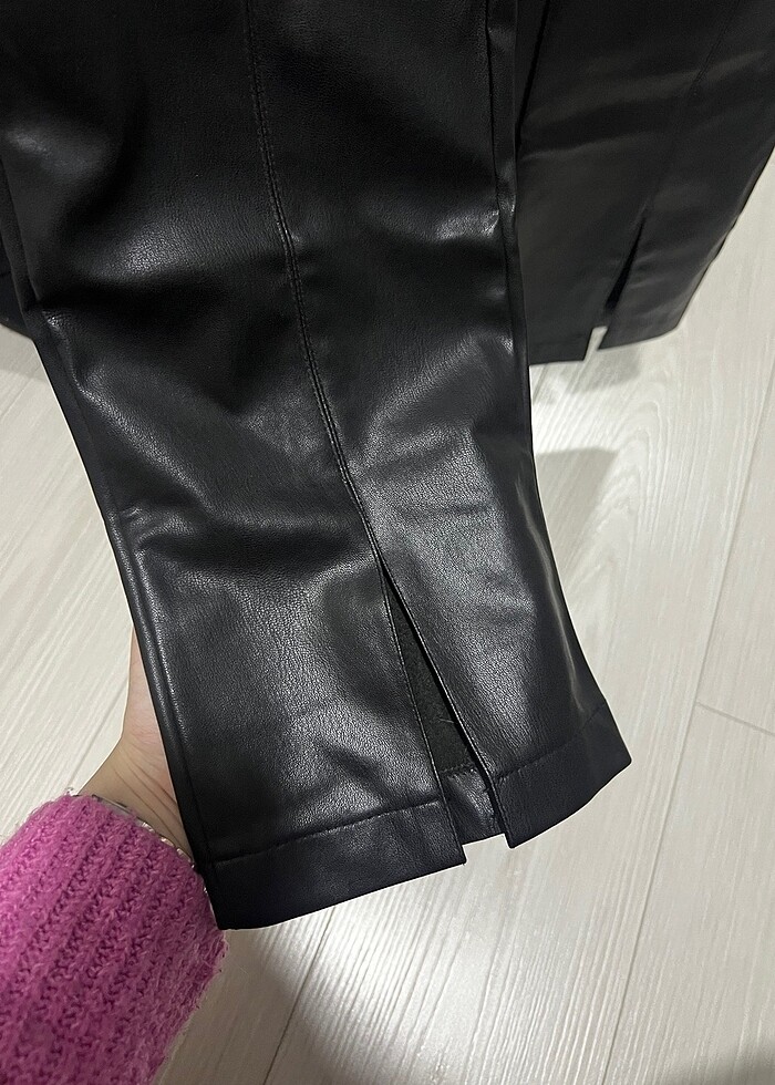 Yırtmaçlı deri pantolon - Görsel 2