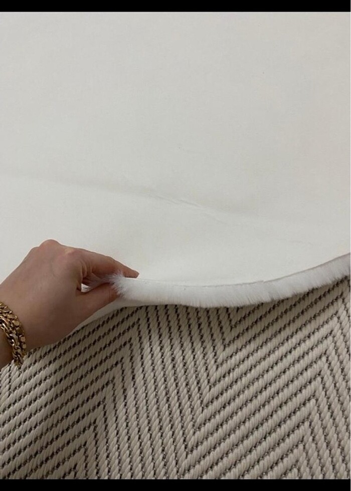 Beyaz peluş halı - Görsel 2