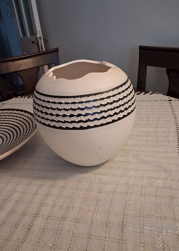 Çin malı Ekru Renkte Siyah Desenli Seramik Vazo ve Tabağı - Görsel 3