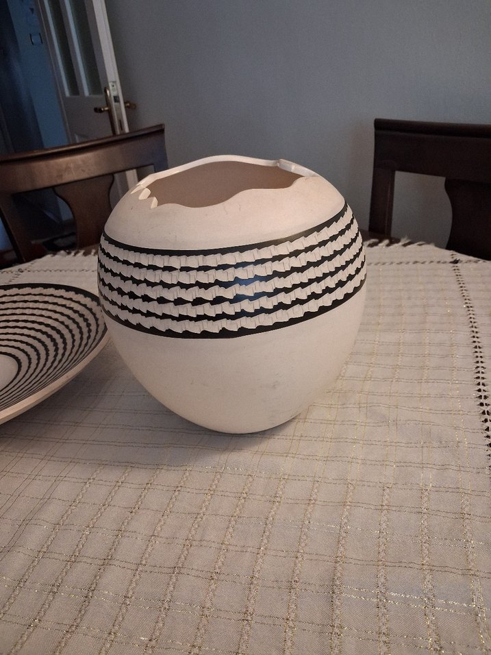 Çin malı Ekru Renkte Siyah Desenli Seramik Vazo ve Tabağı - Görsel 3