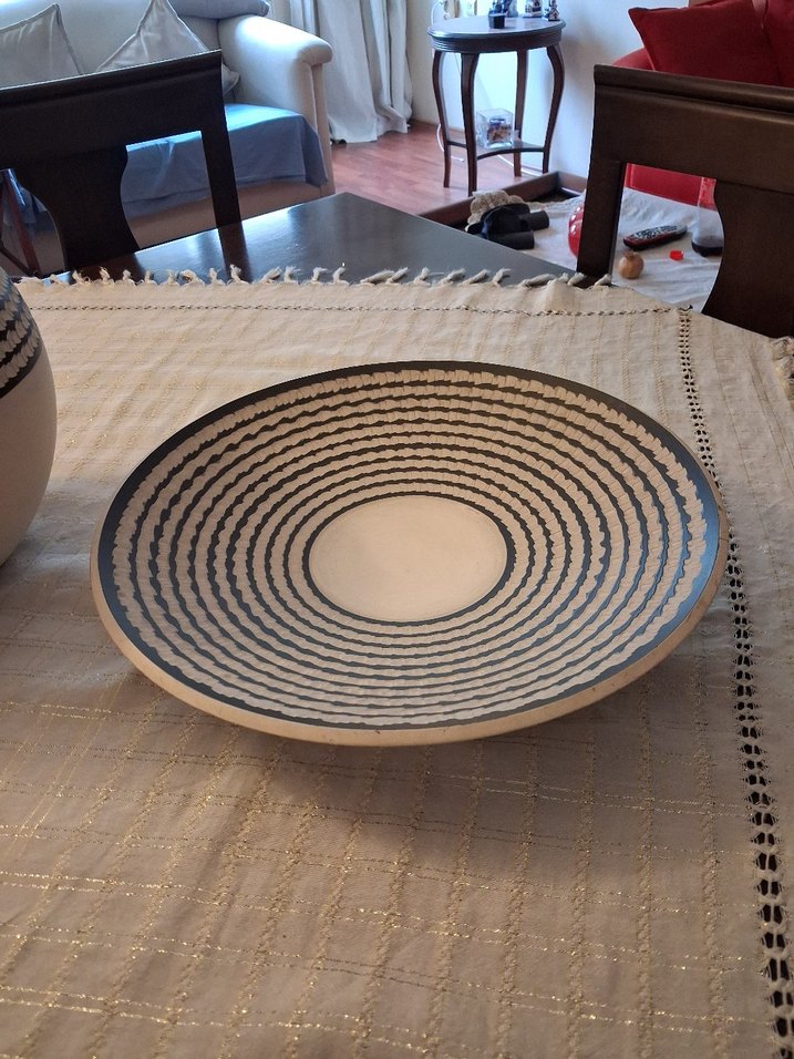 Çin malı Ekru Renkte Siyah Desenli Seramik Vazo ve Tabağı - Görsel 5