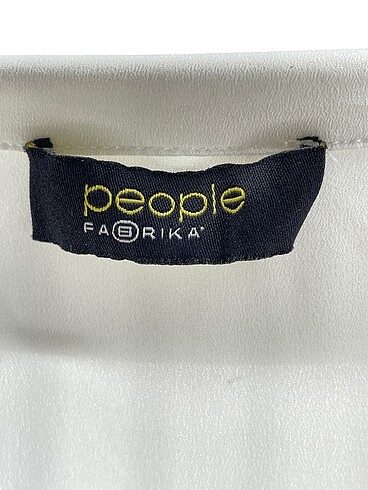 42 Beden beyaz Renk Fabrika Bluz %70 İndirimli.