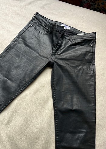 Mango deri görünümlü parlak jean - Görsel 3