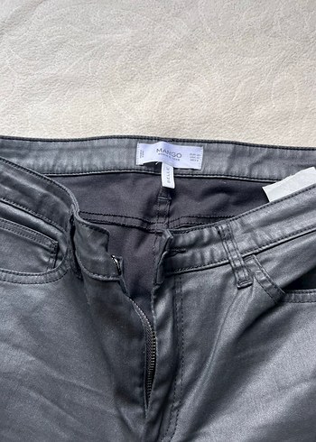 Mango deri görünümlü parlak jean - Görsel 2