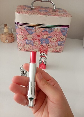 Beden kırmızı Renk Benefit tint ruj