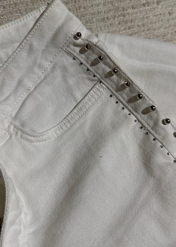 Düğmeli Nakış Detaylı Beyaz Midi Kot Pantolon - Görsel 5