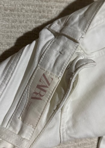 Düğmeli Nakış Detaylı Beyaz Midi Kot Pantolon - Görsel 4