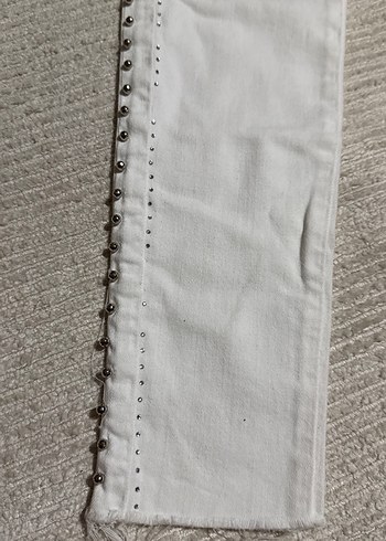 Düğmeli Nakış Detaylı Beyaz Midi Kot Pantolon - Görsel 2