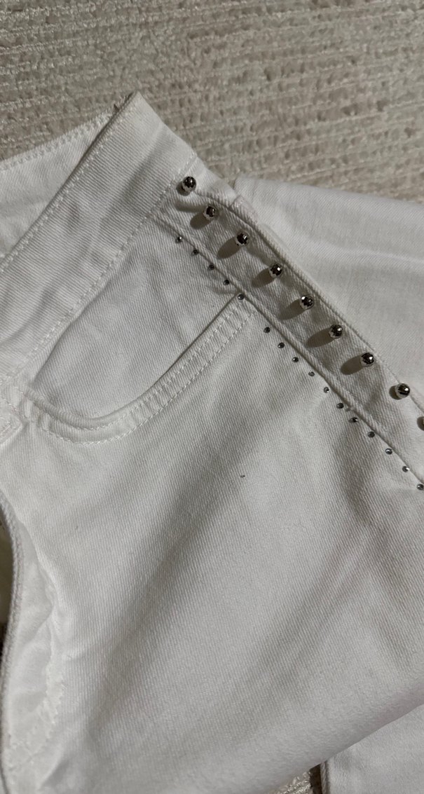 Düğmeli Nakış Detaylı Beyaz Midi Kot Pantolon - Görsel 5