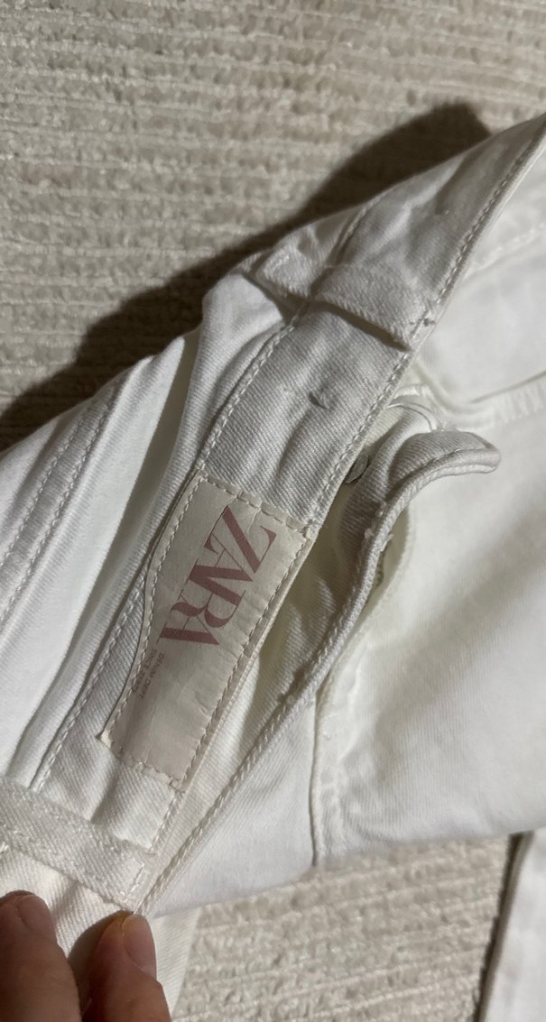 Düğmeli Nakış Detaylı Beyaz Midi Kot Pantolon - Görsel 4