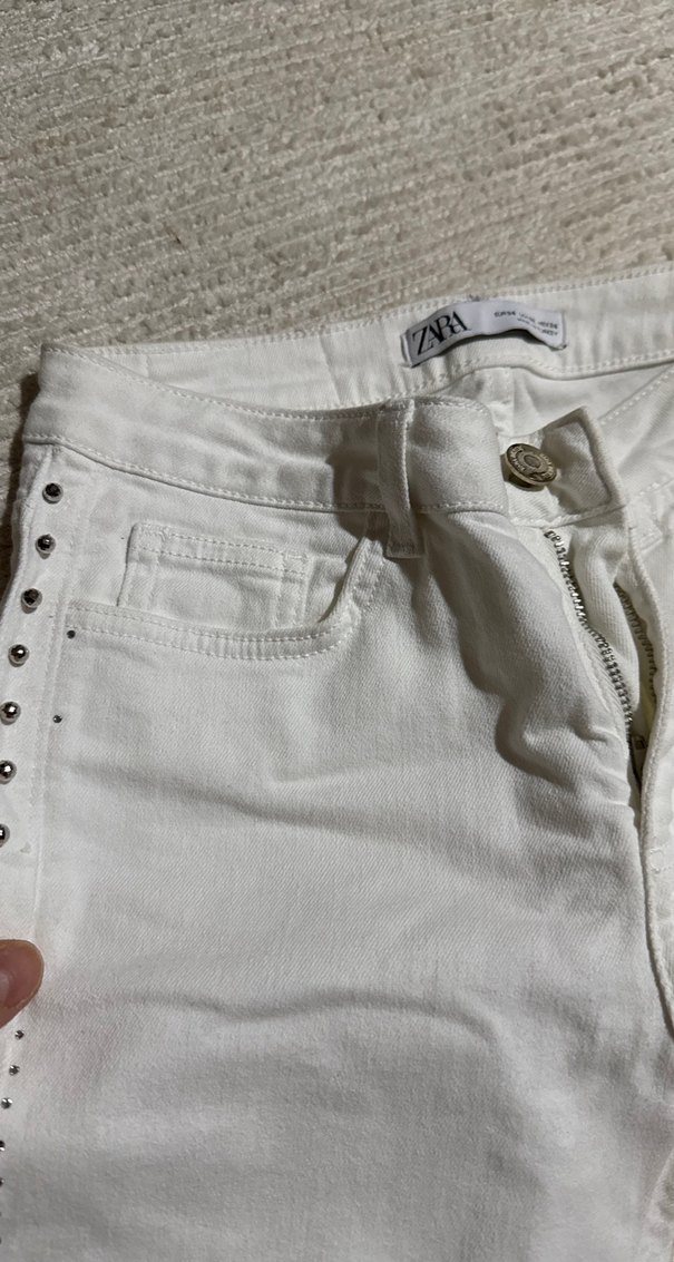 Düğmeli Nakış Detaylı Beyaz Midi Kot Pantolon - Görsel 3