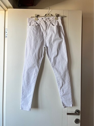 Beyaz dar paça pantalon