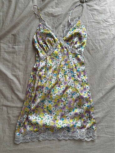 zara saten cicekli elbise