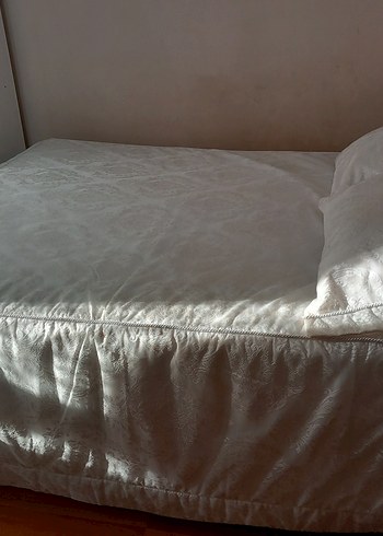 Beden Beyaz Nakışlı Yatak Örtüsü
