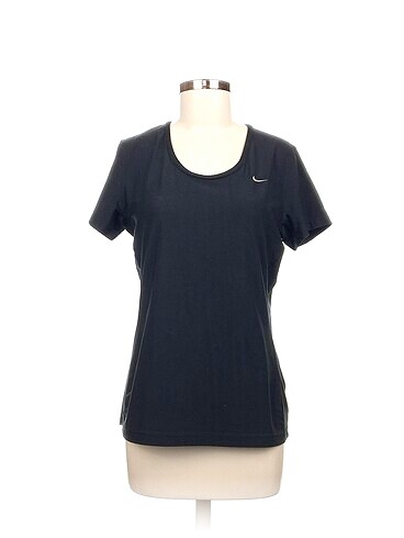 Nike T-shirt %70 İndirimli.
