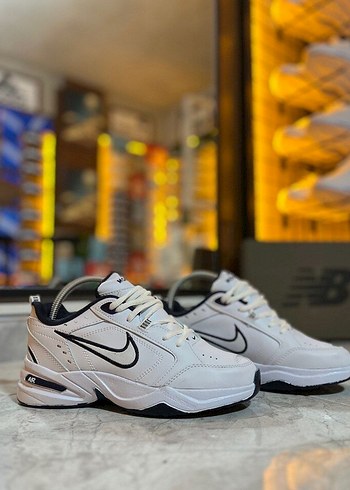 Nike Monarch