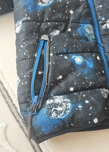 Erkek Çocuk Mavi Kapüşonlu Baskılı Mont - Görsel 3