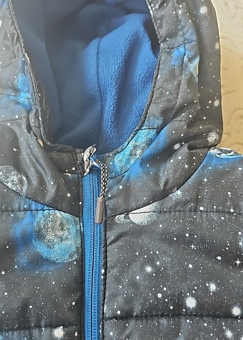 Erkek Çocuk Mavi Kapüşonlu Baskılı Mont - Görsel 2