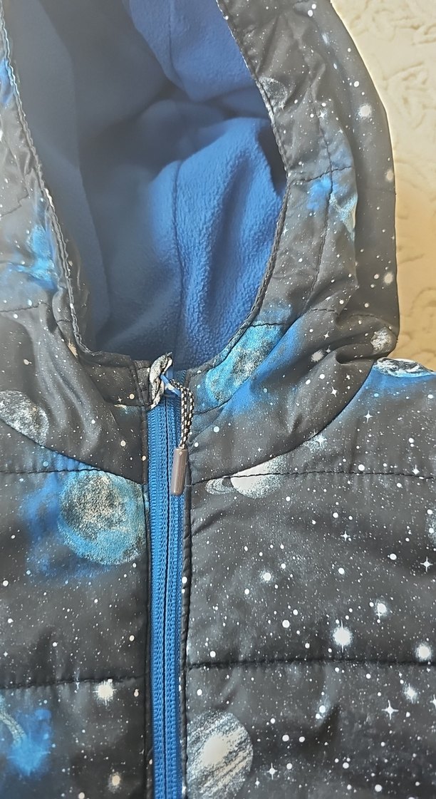 Erkek Çocuk Mavi Kapüşonlu Baskılı Mont - Görsel 2