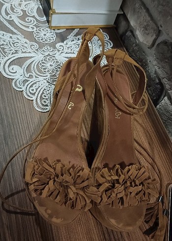 Bej Süet Fırfırlı Kadın Dolgu Topuk Sandalet - Görsel 3