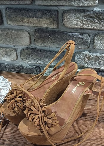 Bej Süet Fırfırlı Kadın Dolgu Topuk Sandalet - Görsel 5