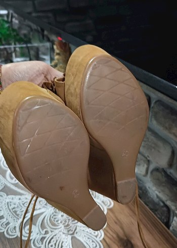 Bej Süet Fırfırlı Kadın Dolgu Topuk Sandalet - Görsel 4