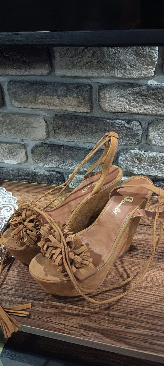 Bej Süet Fırfırlı Kadın Dolgu Topuk Sandalet - Görsel 5